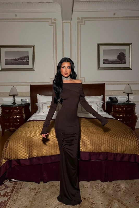 4006 VELA IMPÉRIA – Off-Shoulder Luxe Sculpt Gown