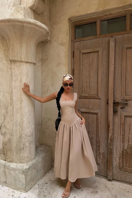 4750 DESERT ÉLÉGANCE – Linen Backless Maxi Dress