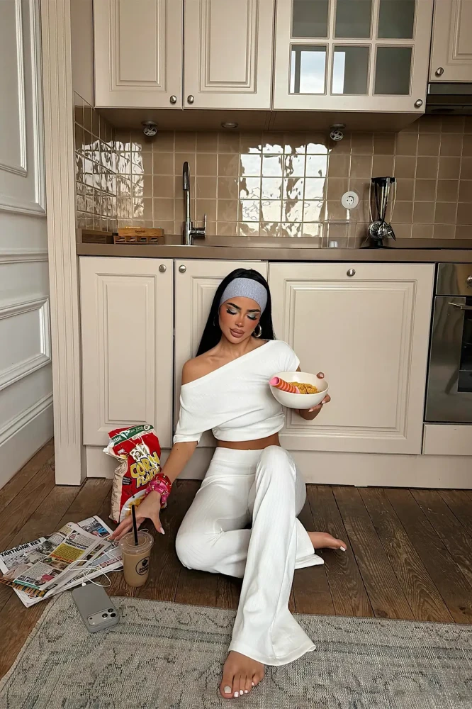 white-pants-set-25378.webp